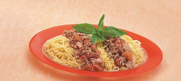 Лапша под соусом из тунца