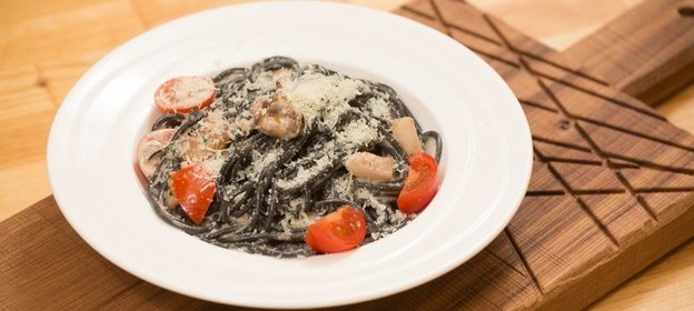 Спагетти с чернилами каракатицы и морепродуктами