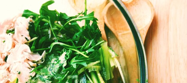 Салат с курицей, огурцом и сладкой заправкой на основе йогурта