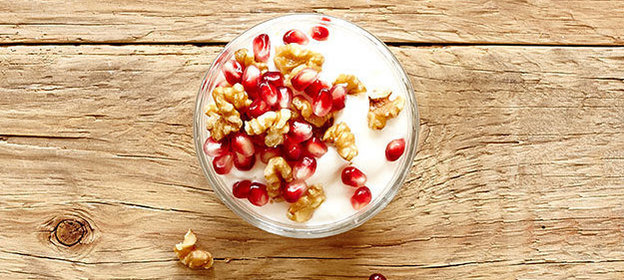 Йогуртовый десерт с гранатом и корицей
