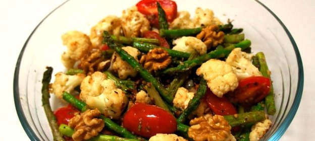 Теплый салат со спаржей