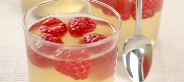 Лимонное желе с малиной