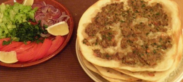 Лахмаджун - турецкая пицца . Lahmacun
