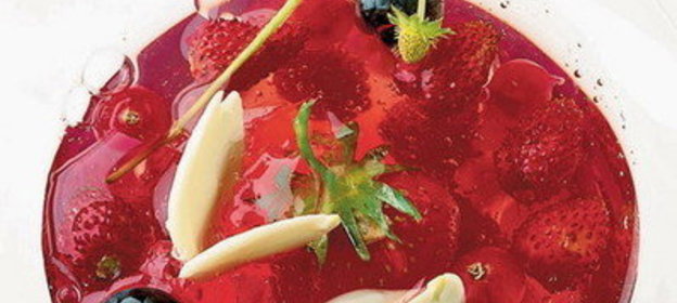 Ягоды в розовом желе