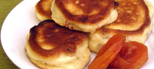 Пышные оладьи с курагой и изюмом