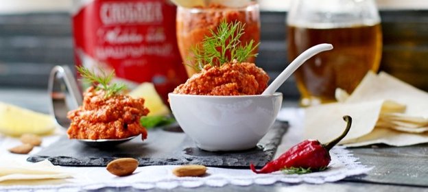 Дип из печеного перца и миндаля