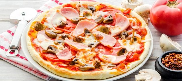Пицца с ветчиной и грибами
