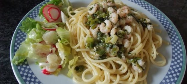 Паста с креветками и зеленым луком