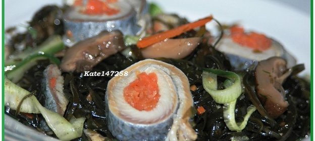 Салат с морской капустой, грибами и сельдью