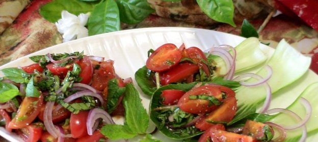 Салат с черри, шпинатом и кедровыми орешками