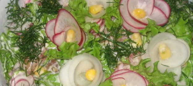 Салат с кукурузой и редисом