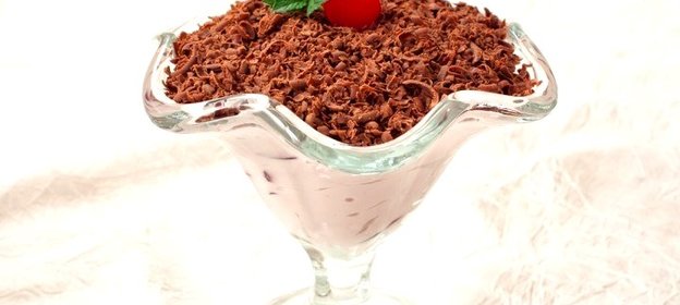 Творожный десерт с шоколадом и черешней