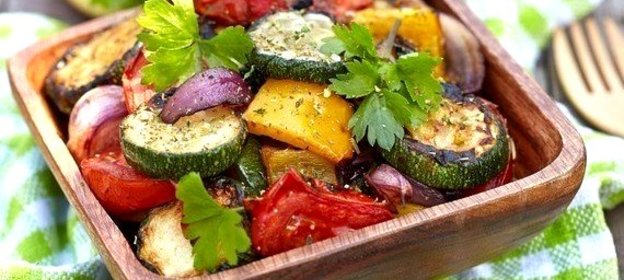 Теплый салат из запеченных баклажанов и цукини