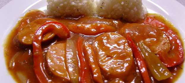 Быстрый гуляш с колбасой