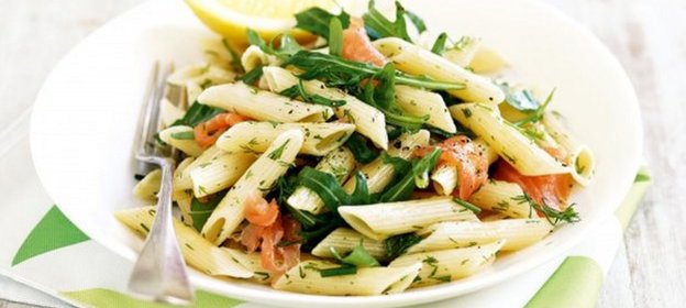 Паста с копченым лососем и травами