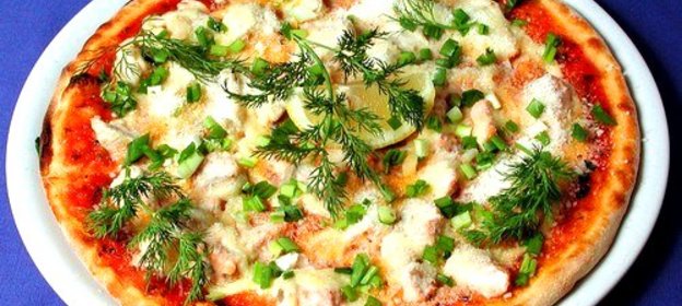 Пицца с сельдью и яйцами