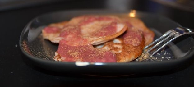 Оладьи с земляникой и ягодным соусом