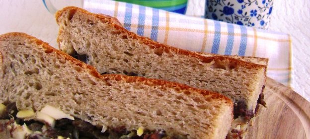 Пирог хлебный с мясной начинкой