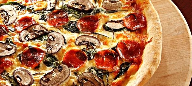 Пицца с салями и грибами