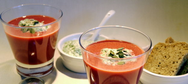 Свекольный капучино с шпинатно-хреновым кремом