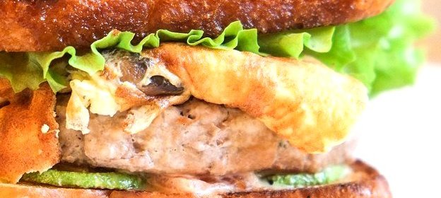 Бургер на тостовом хлебе с цукини, омлетом с шампиньонами и заправкой из домашнего майонеза