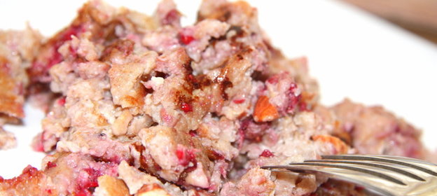 Омлет хлебный с малиной и миндалем (быстый и полезный завтрак)