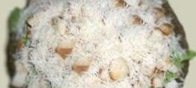 Салат Цезарь с курицей и домашними сухариками