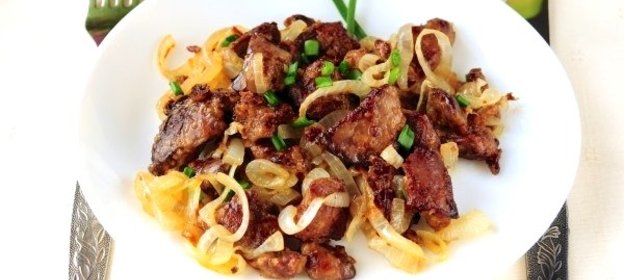 Жареная куриная печень с луком