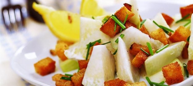 Салат из топинамбура со шкварками и крутонами