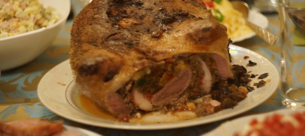 Гусь, фаршированный курицей и говяжьим языком