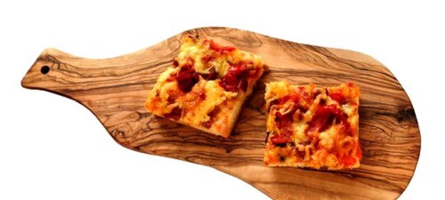 Пицца с салями, тремя сортами сыра и прованскими травами