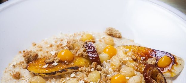 Овсяная каша с сухофруктами и бананом на гриле