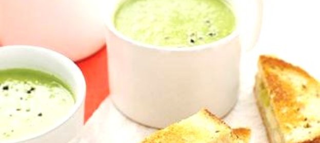 Зеленый гороховый суп с хлебцами