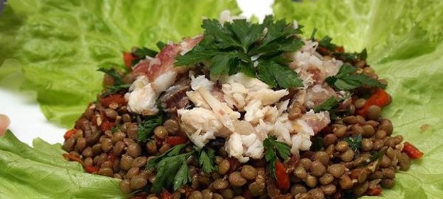 Салат из чечевицы с копченой рыбой