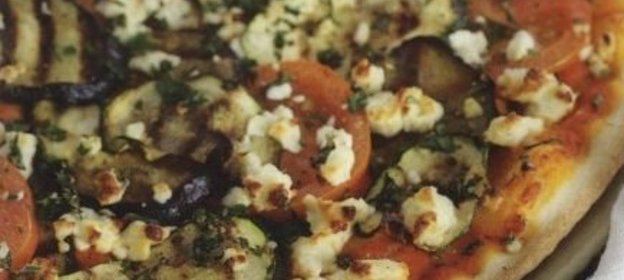 Пицца с баклажанами, помидорами, цуккини и сыром