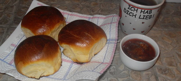 Булочки к чаю и сливовое варенье