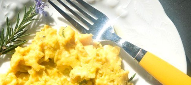 Яичница-болтунья с сыром горгонзола