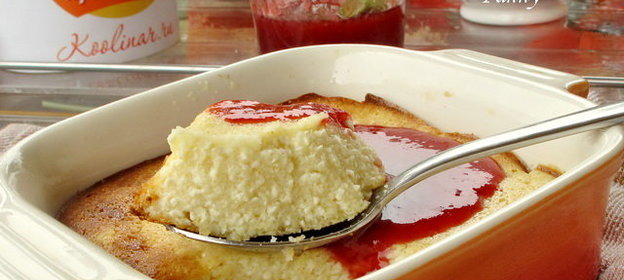 Творожная запеканка с клубничным соусом