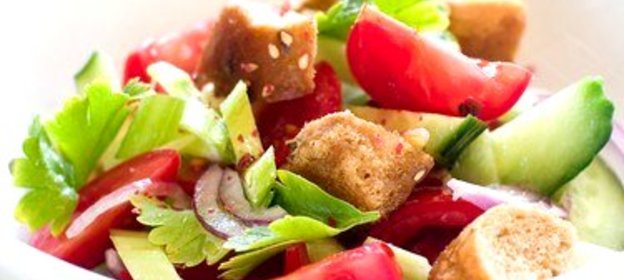 Томатный салат с сухариками на гриле и базиликом