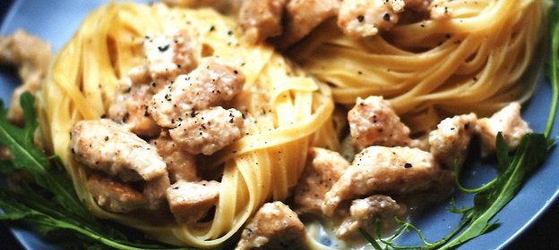 Спагетти с курицей в молочном соусе