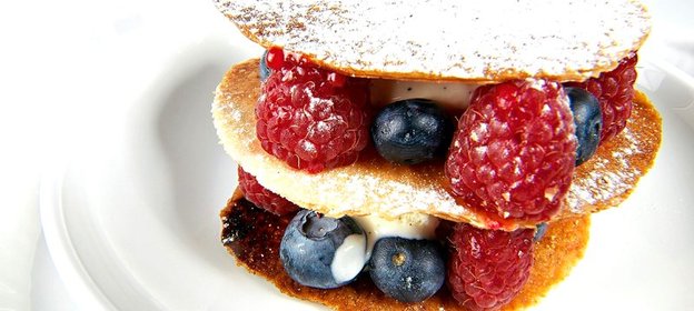 Мильфей с ягодами и медовым мороженым