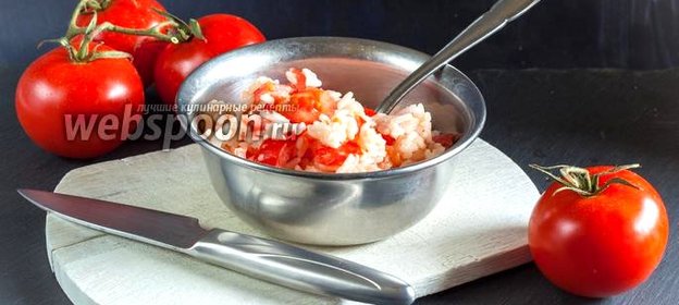 Тёплый салат с рисом и помидорами