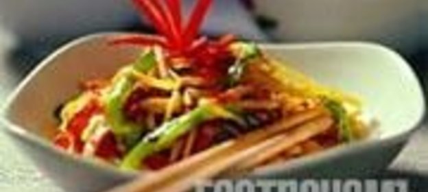 Яичная лапша с перцем и ветчиной