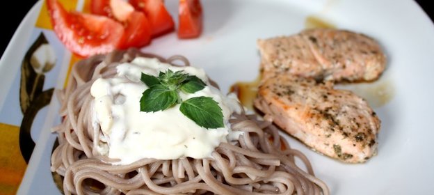 Гречневая лапша с семгой и с чесночным соусом