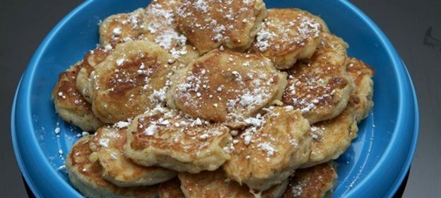 Яблочные оладьи с йогуртом