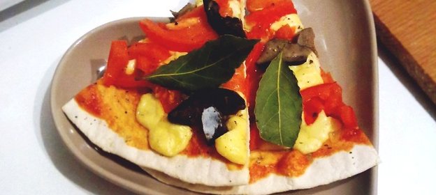 Пицца на бездрожжевом тесте с белыми маринованными грибами и гаудой