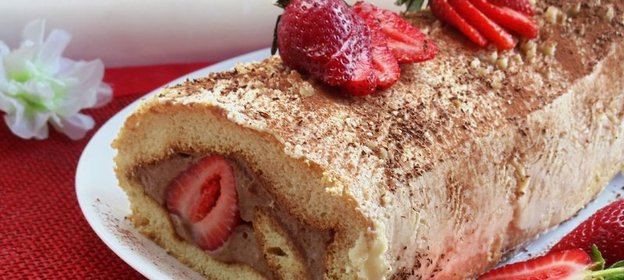 рулет Клубника с кофейно-шоколадным кремом