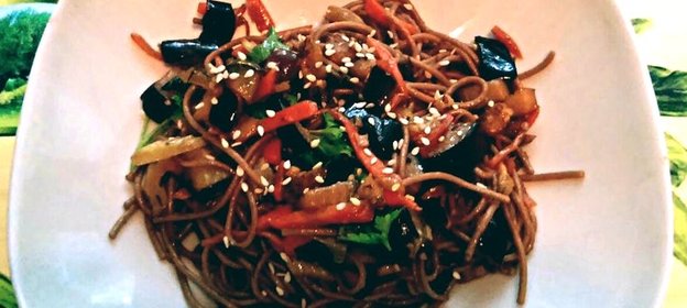 Гречневая лапша с овощами