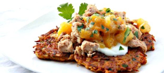 Куриные грудки с картофельными оладьями и чатни