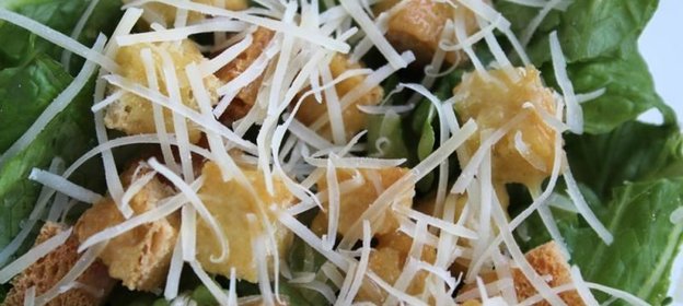 Классический салат Цезарь с курицей